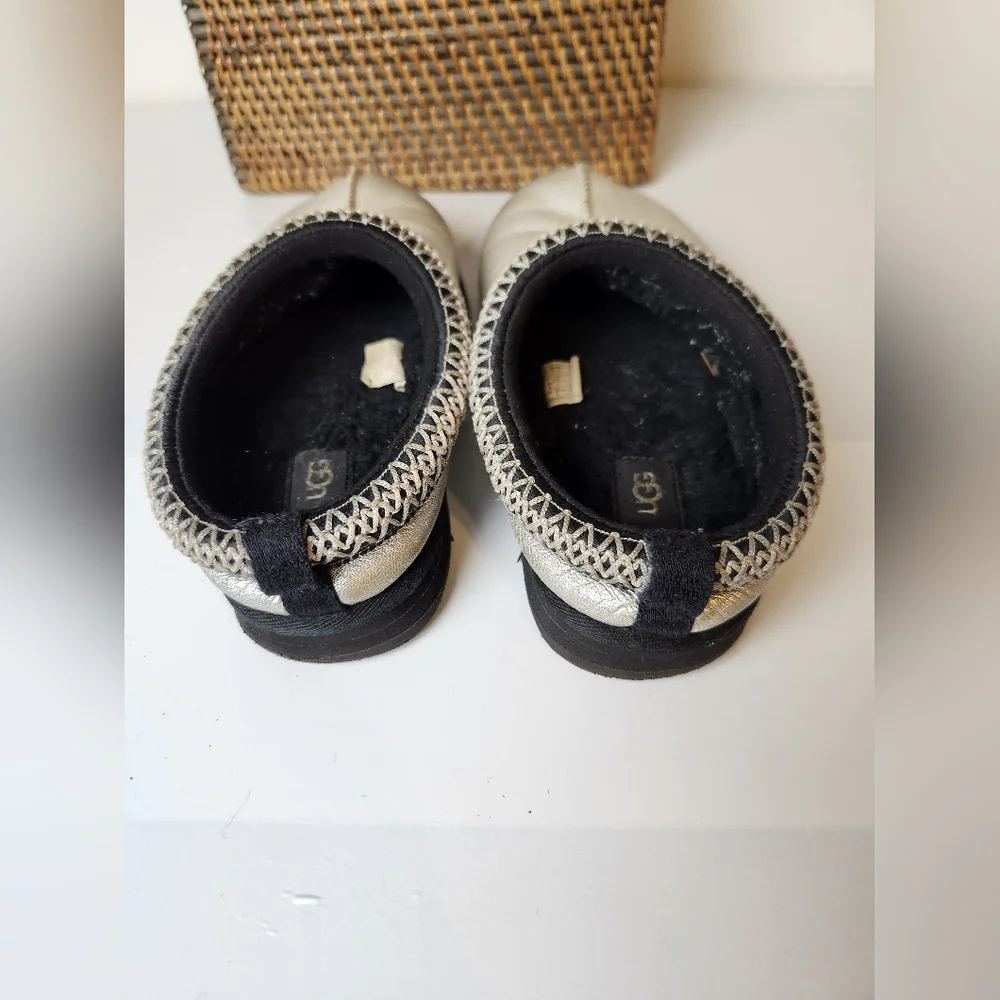 UGG Tazz Leather Faux Fur Lined Metallic Silver Indoor/Outdoor Clog Slippers